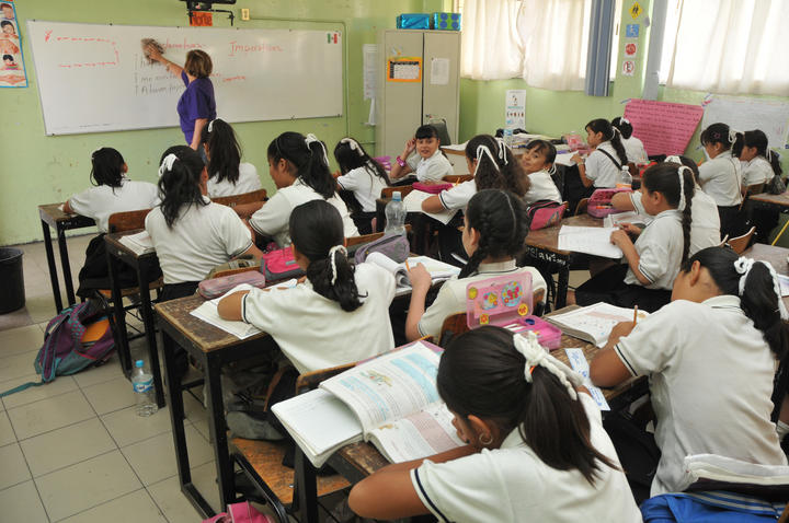 Ganan 70 maestros más dinero que el presidente Peña Nieto