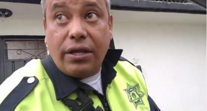 Los dos policías de Ecatepec que aparecen en un video presuntamente amenazando a un automovilista, fueron suspendidos de sus funciones. (Imagen tomada del video)