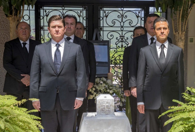 El presidente, Enrique Peña Nieto montó una Guardia de Honor ante los restos del empresario Lorenzo Zambrano. (Notimex)