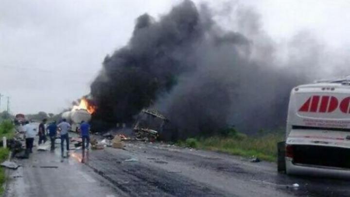 Chocan autobús y pipa en Tabasco; 10 muertos