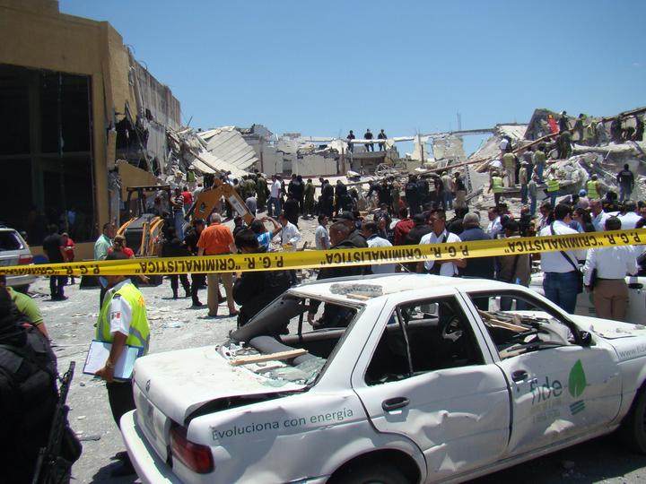 Esta tarde se registró una explosión ocasionada por acumulación de gas en un local comercial del bulevard Hidalgo de esta ciudad, misma que afectó a otros negocios y vehículos. (Notimex)