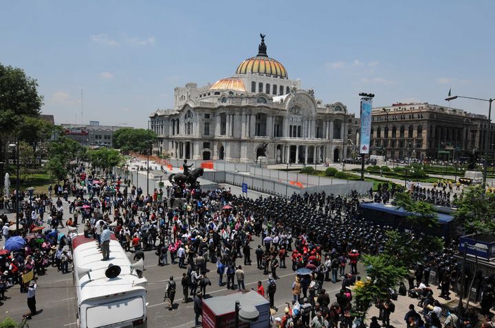 Marcha. Un cerco de seis filas del equipo de granaderos impidió que la marcha de integrantes de la CNTE ingresara al zócalo. (EL UNIVERSAL)