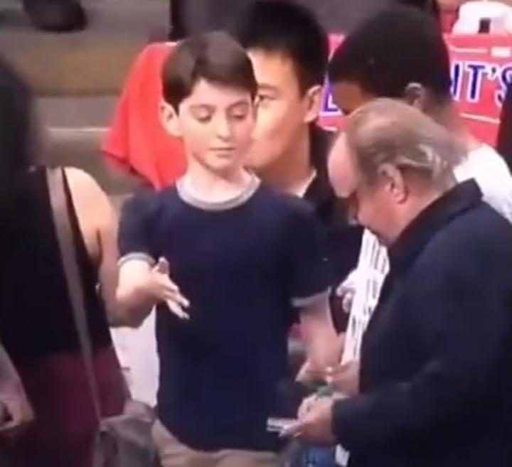 Jack Nicholson desairó, al parecer sin querer, a un niño que se acercó a saludarlo tendiéndole la mano. 