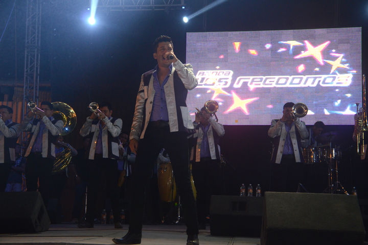 Éxitos. El grupo presentó sus más recientes temas, así como los que se han convertido en todos unos clásicos. Junto a Los Recoditos alternó la Banda Lagunera, Zarpazo Felino y Los Cadetes.