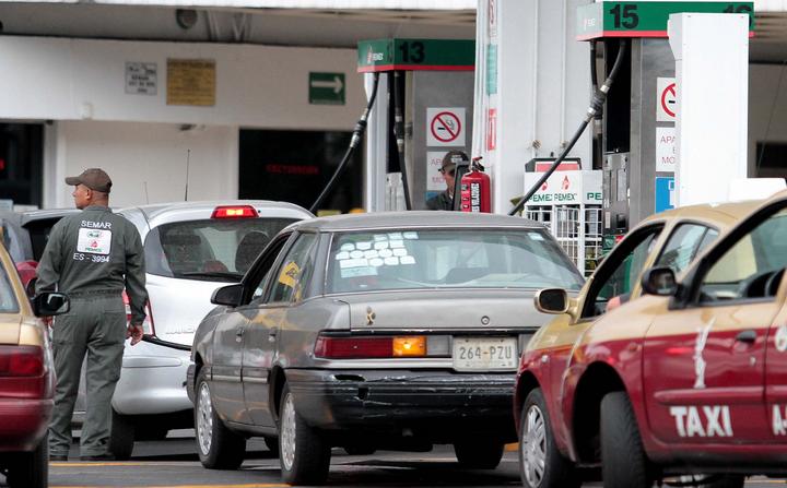 Rabindranath Salazar dijo que el dejar las refinerías, la petroquímica básica y las gasolineras en manos privadas no sería garantía para bajar los precios de dichos combustibles. (ARCHIVO)