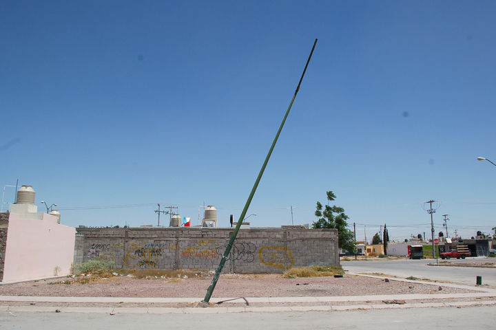 A punto de caer. Este poste de alumbrado público está a punto de caer. Se ubica en la esquina de las calles Pinabetes y Cerro Azul en el fraccionamiento Loma Real.