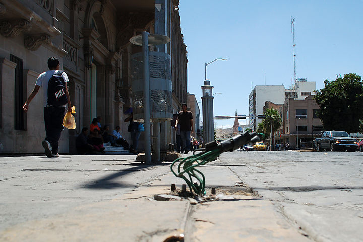 Cables sueltos. En plena avenida Juárez a un costado del Museo Arocena, se encuentran estos cables sueltos.