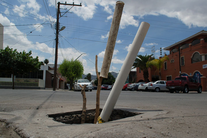 Rellenan con lo que pueden. En la esquina de la calle Degollado y avenida Matamoros, está este hoyo que los ciudadanos taparon.