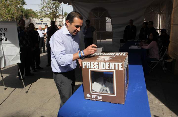 Urna. El candidato a la presidencia nacional del PAN, Ernesto Cordero, al emitir su voto en las elecciones internas de su partido.