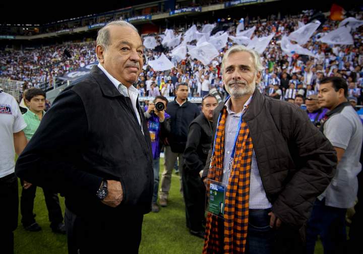 El empresario Carlos Slim y el presidente del equipo tuzo, Jesús Martínez, momentos antes que iniciara el partido de vuelta de la final. (El Universal)