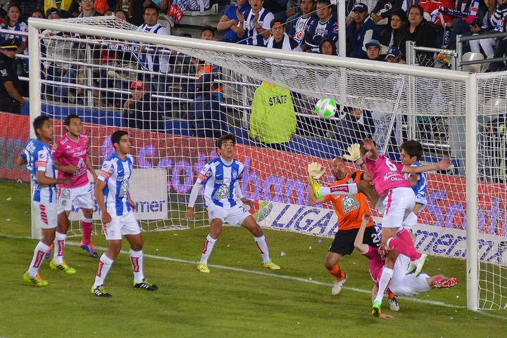 Los dos goles de los “Esmeraldas” fueron producto de remates de cabeza en el área de los Tuzos del Pachuca. (Jam Media)