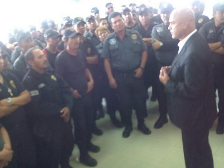 El secretario de Seguridad Pública estatal, Roberto Flores Mier atendió a grupo de custodios que le solicitaron, por escrito, mejores condiciones laborales. (Twitter)