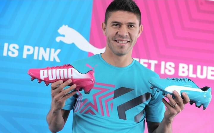 Oribe Peralta presenta sus botines para el Mundial