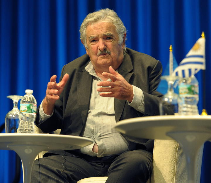 “Si las nuevas generaciones son cada vez menos, mal la van a pasar los viejos del futuro”, subrayó Mujica, quien citó como ejemplo a Estados Unidos, país que aumentó su natalidad gracias a la presencia de inmigrantes. (ARCHIVO)