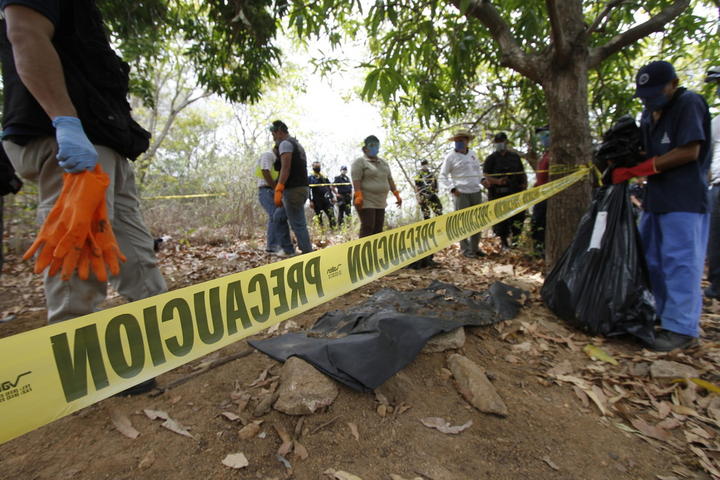 Hallan 9 cadáveres en fosas de Guerrero