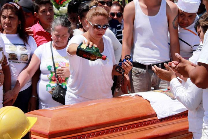 Familiares y amigos despidieron este martes los restos de Jerzy Eslí Ortíz -levantado en el bar Heaven junto a 12 jóvenes el 26 de mayo de 2013- y que sepultado en el panteón en el Estado de México. 