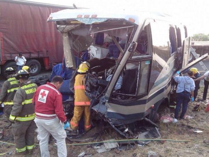 Accidente en autopista de Michoacán deja 2 muertos