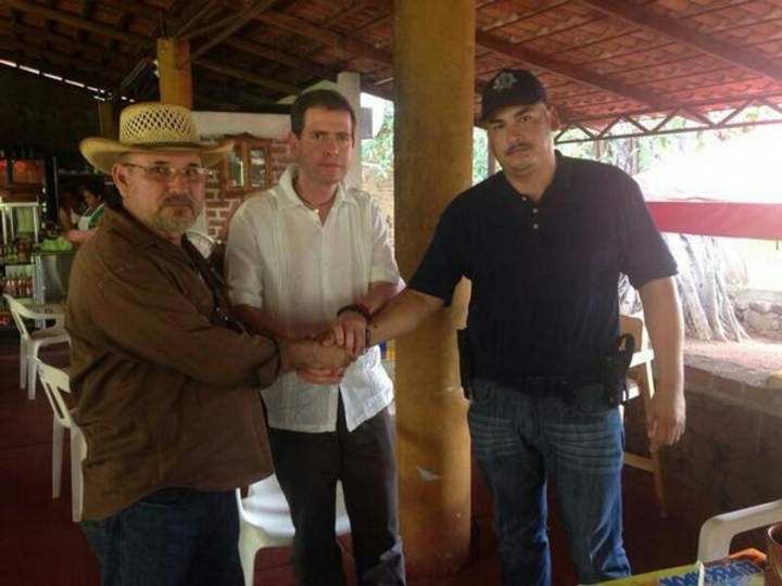 El comisionado para la Seguridad y el Desarrollo Integral de Michoacán, Alfredo Castillo, afirmó que la reconciliación es clave para lograr el éxito. (Twitter)