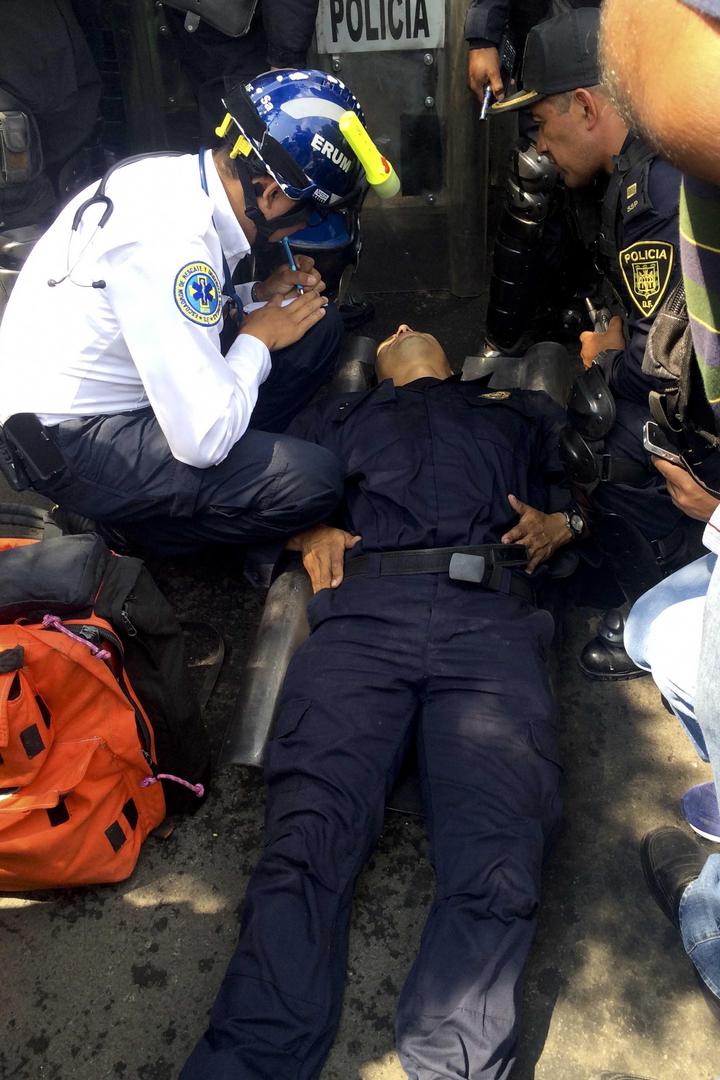 Los policías salieron del Centro de Salud a bordo de una ambulancia y serán atendidos debido a que sufrieron diversos golpes y lesiones. (El Universal)