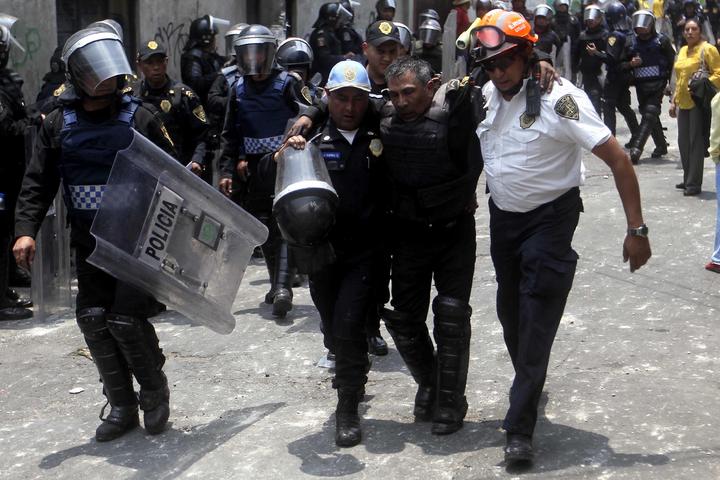 Elementos de Seguridad Pública capitalina resguardan la zona donde se registraron los enfrentamientos entre policías y vecinos que se oponen a los trabajos de una red hidráulica. (El Universal)