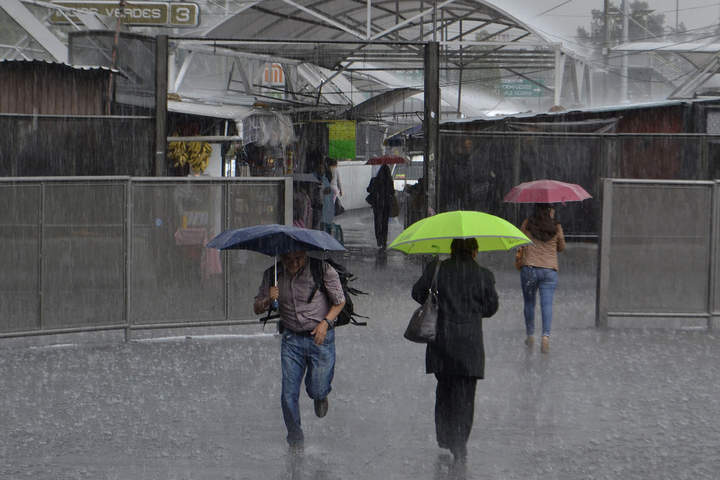  La lluvia que afecta al menos 13 delegaciones del Distrito Federal ha generado 30 encharcamientos.