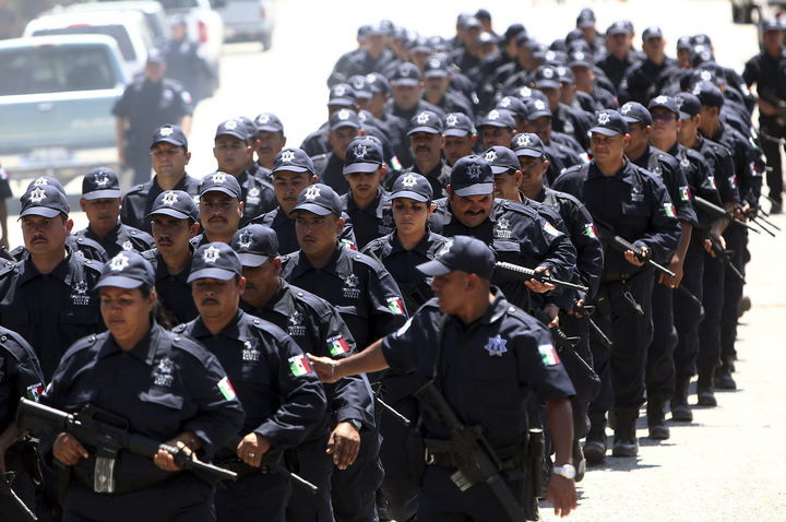 Funcionarios. Entre ellos están los directores de Seguridad Pública de Chilchota, Tangancícuaro y Purépero. (EFE)