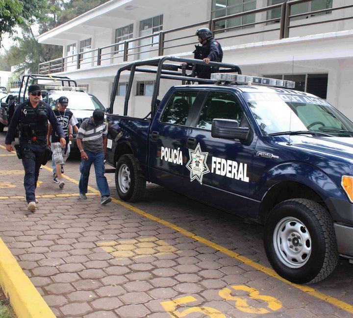 Michoacán. Las autoridades señalaron que fueron tres casetas las que bloquearon desde temprana hora.