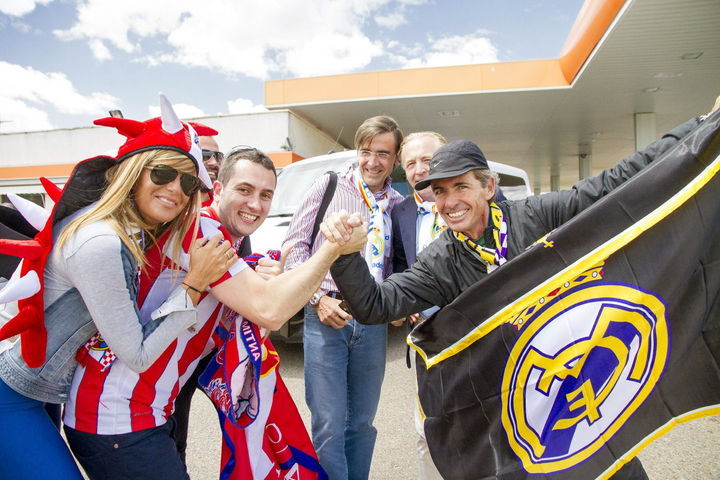 Aficionados del Atlético de Madrid y del Real Madrid viven intensamente su rivalidad. (EFE)