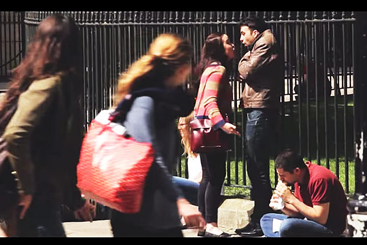 El joven es agredido por su novia, pero nadie hace nada para ayudarlo y hasta se burlan de él. (YouTube)