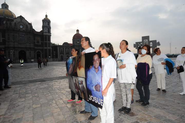 Las madres se reunieron a las seis de la mañana en la Glorieta de Peralvillo y a manera de penitencia hicieron una pequeña caminata hasta la Basílica de Guadalupe. (El Universal) 