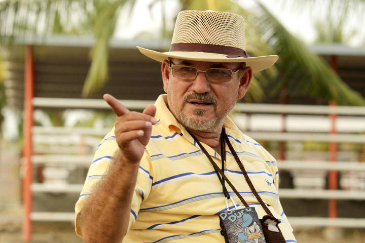Revela Hipólito Mora que 'El Chayo' le ofreció dinero