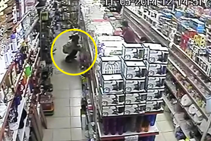La mujer decidió hacer sus necesidades en el pasillo, en lugar de ir al baño del supermercado. (YouTube)