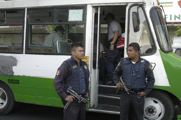 El año pasado fueron detenidas 653 personas involucradas en asaltos a bordo de microbuses y camiones. (Archivo)