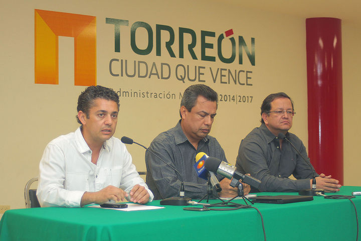 Se defienden. Miguel Mery Ayup (izq) encabezó la defensa del Municipio en el nuevo edificio de la presidencia municipal de Torreón.