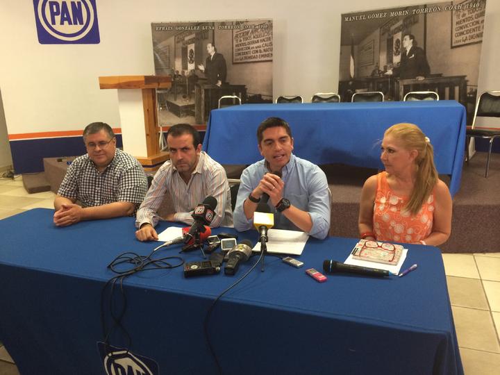 Salazar presentó al alcalde una solicitud para que muestre la documentación que justifique la concesión y privatización del alumbrado. (FABIOLA PÉREZ/ EL SIGLO DE TORREÓN)