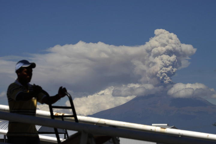  En las últimas 24 horas el volcán Popocatépetl emitió 113 exhalaciones. (Archivo)