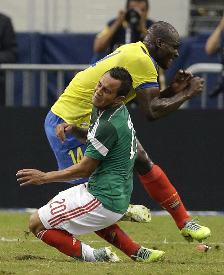 Luis Montes no jugará en Brasil 2014 a causa de una fractura. Presumiblemente, en la tibia derecha. (AP)