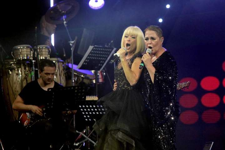 Mujeres de todas las generaciones cantaron con Yuri y Lupia D'Alessio en Acapulco. (EL Universal)
