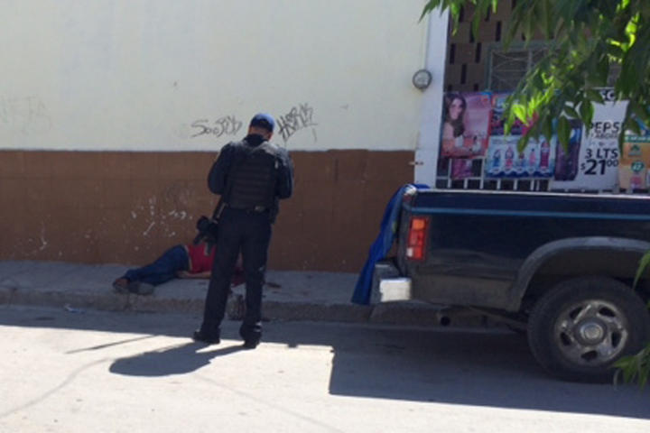 Sin vida. Otra de las víctimas quedó tendida en la acera poniente de la calle Colima.
