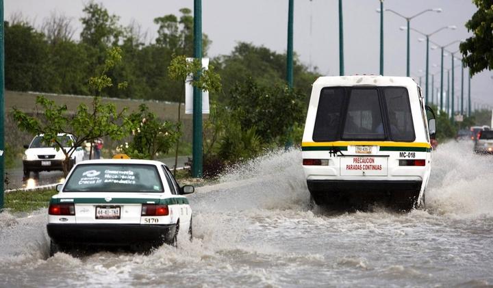 Tan sólo en las últimas 24 horas, Cancún ha registrado 94.3 milímetros de lluvia, cantidad superada sólo por Puerto Chiapas, en Chiapas, con 96 milímetros. 