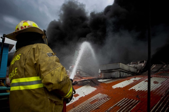 Incendio en Iztapalapa intoxica a cinco personas