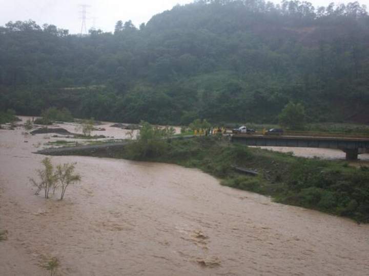 En el municipio de Monte Cristo de Guerrero, las aguas del río San Nicolás incomunican a poblados aledaños. (Twitter)
