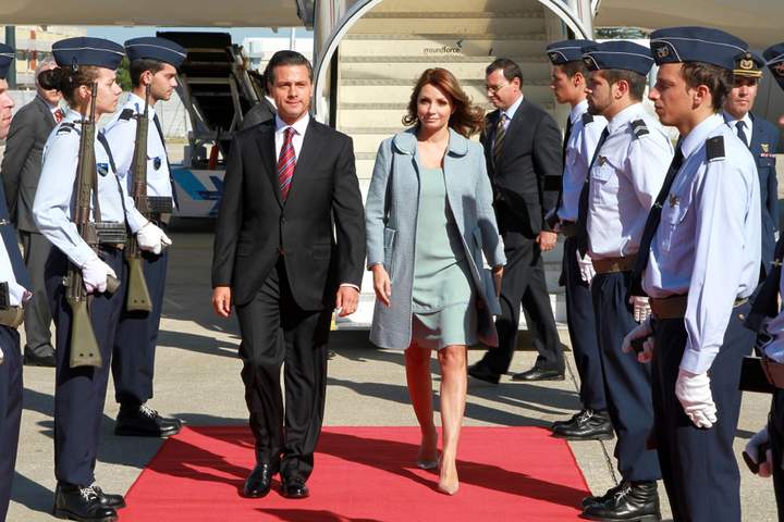 El presidente Enrique Peña Nieto llegó a Potugal acompañado por su esposa Angélica Rivera. (El Universal) 