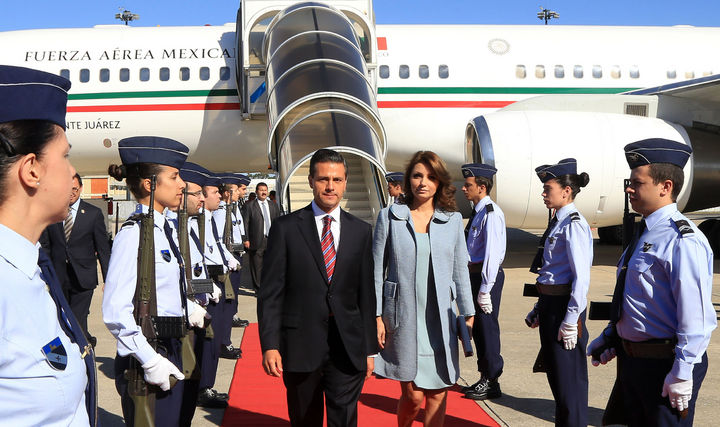 Llegada.  El presidente Enrique Peña Nieto llegó al aeropuerto militar de Portugal para iniciar una visita de Estado que concluirá el viernes.