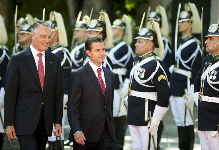 Peña Nieto y Cavaco Silva caminaron sobre la alfombra roja, en medio de una valla de integrantes de la Guardia de Honor de Portugal. (EFE) 