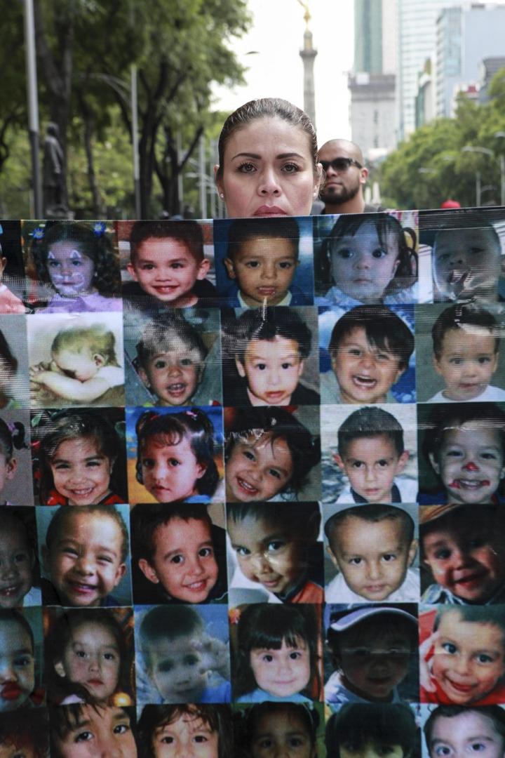 Con pancartas y fotografías de los menores fallecidos en la guardería ABC, decenas de manifestantes partieron la tarde de este jueves del Ángel de la Independencia rumbo al Zócalo capitalino.