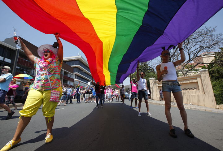 Marcha. Simpatizantes de la comunidad homosexual en el Desfile del Orgullo Gay. (EFE)