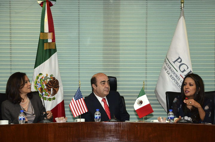 Reunión. El procurador general de México, Jesús Murillo Karam, y la subprocuradora jurídica de Asuntos Internacionales de la PGR, Mariana Benítez Tiburcio durante una reunión. (EFE)