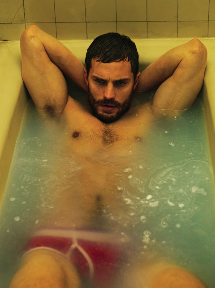 En portada. El actor no tuvo ningún problema para posar con tan sólo unos calzoncillos rojos y dentro de una bañera.
