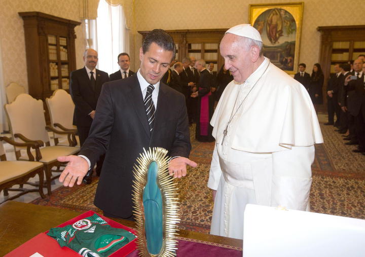 El presidente Enrique Peña Nieto le regaló al Papa Francisco la playera de la Selección Mexicana, así como una imagen de madera de unos 40 centímetros de la virgen de Guadalupe. (EFE) 